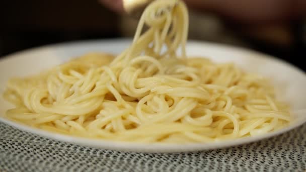 一个人坐在厨房桌子边吃意大利面，特写镜头 — 图库视频影像