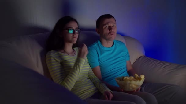 Ordinary Evening Young Family Sitting Sofa Night Eating Chips Watching — Stock Video