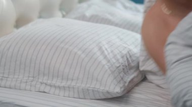Mutlu adam yatağa uzanır ve çabucak uykuya dalar, gündüz uykusunda.