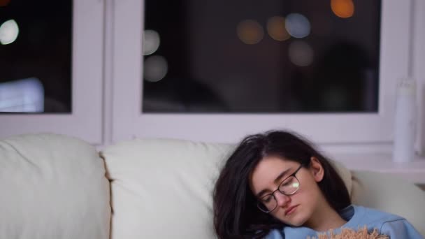 Приваблива Дівчина Окулярах Читає Книгу Головою Спить Дивані Рухаючи Камеру — стокове відео