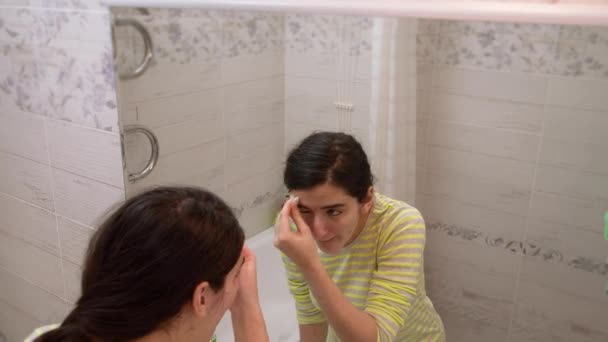 소녀는 얼굴에 관심이 면도기로 얼굴을 거울에 모습을 — 비디오