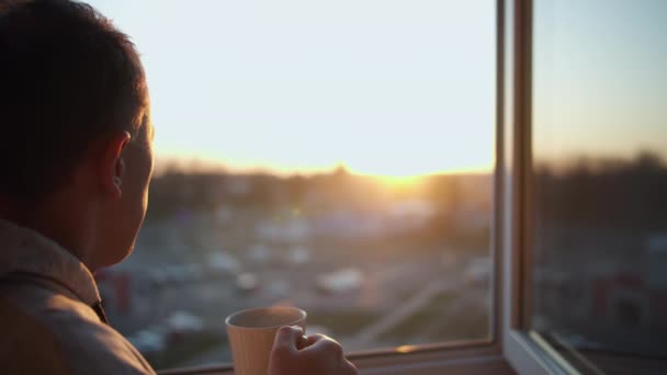 Ein Mann Sieht Einen Wunderschönen Sonnenuntergang Und Trinkt Tee Nahaufnahme — Stockvideo