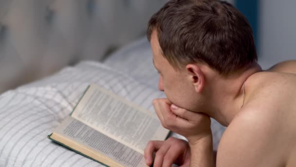 Hij Leest Een Studieboek Ligt Bed Studeert Thuis — Stockvideo