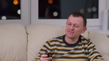 Akşamları TV karşısında oturan genç bir adamın hoş bir akşamı.