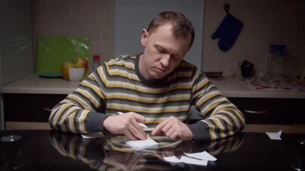Homem Escreve Autocolantes Senta Mesa Cozinha Noite — Vídeo de Stock