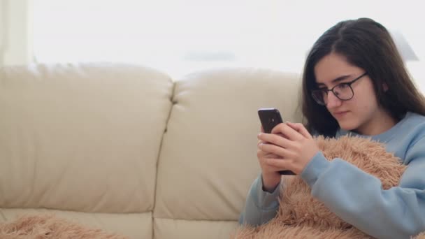 Een Tienermeisje Zit Overdag Bank Schrijft Sms Jes Naar Haar — Stockvideo