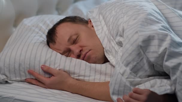 Egy Férfi Édesen Alszik Ágyában Pihenés Fogalma Egészséges Alvás — Stock videók