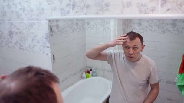 Молодой Человек Смотрит Свое Отражение Зеркале Выпадение Волос Облысение — стоковое видео