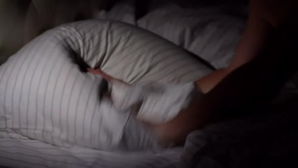 Człowiek Przygotowuje Się Snu Wyciąga Rękę Wyłącza Elektryczność Koncepcję Zdrowego — Wideo stockowe