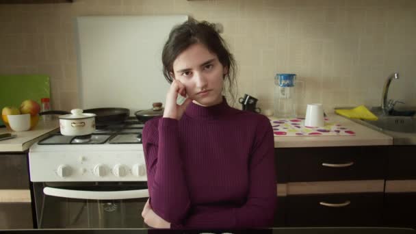 Серьезные Молодые Девушки Сидящие Столом Глядя Прямо Камеру Подростковые Проблемы — стоковое видео