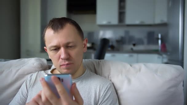 Muž Sedí Gauči Mobilním Telefonem Ruce Dává Rád Komunikace Internetu — Stock video