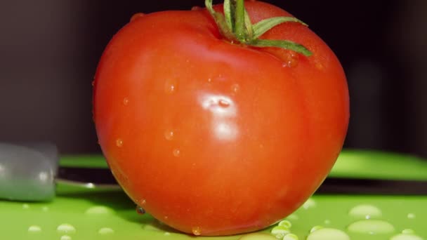 Tomate Mûre Rouge Est Couché Sur Planche Côté Couteau Macro — Video