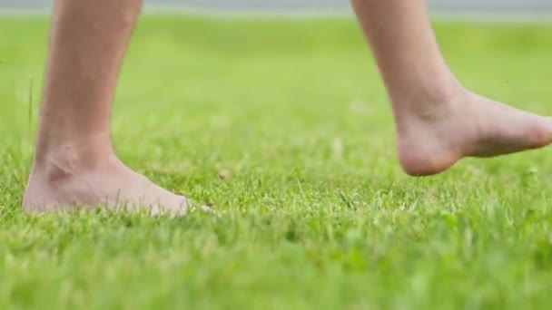 Молодой Человек Босыми Ногами Ходит Зеленой Траве Здоровый Образ Жизни — стоковое видео