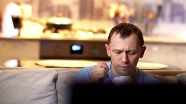 Guy Regarde Film Avec Intérêt Soir Télévision Mange Crème Glacée — Video