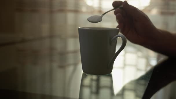 Man Häller Socker Mugg Med Sked Ljus Fönsterbakgrund — Stockvideo