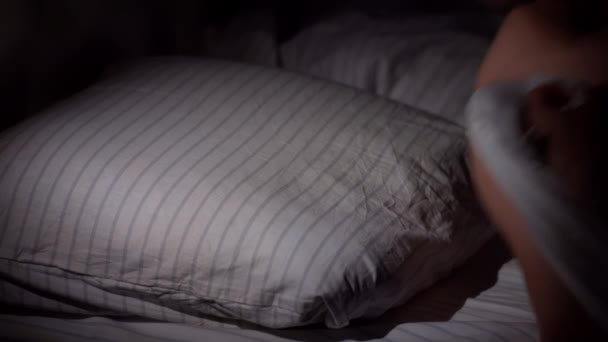 ในเวลากลางค ชายคนหน งไปนอนบนหมอนบนเต ยงของเขา แนวค ดของการพ — วีดีโอสต็อก