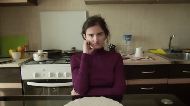 Giovane Ragazza Depressa Seduta Tavolo Della Cucina Durante Giorno Movimento — Video Stock