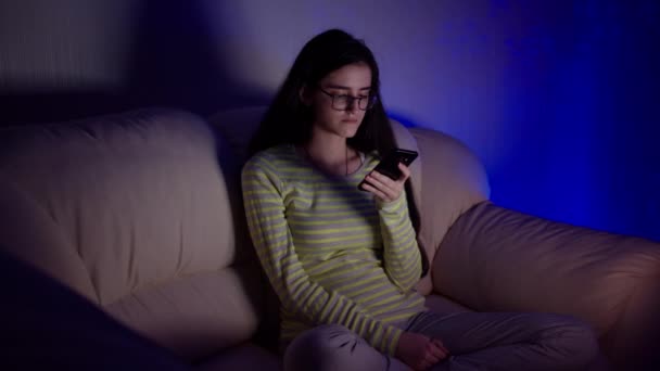 Tarda Notte Una Giovane Bruna Seduta Alla Con Telefono Mano — Video Stock