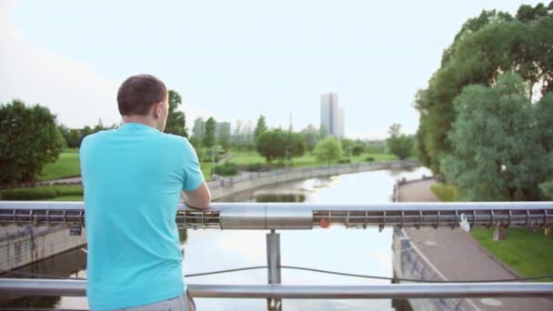 Tipo Con Una Camiseta Azul Para Parque Puente Mira Río — Vídeo de stock