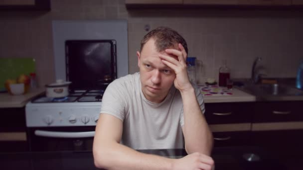 Triste Hombre Sienta Noche Cocina Mesa Inmerso Sus Problemas — Vídeo de stock