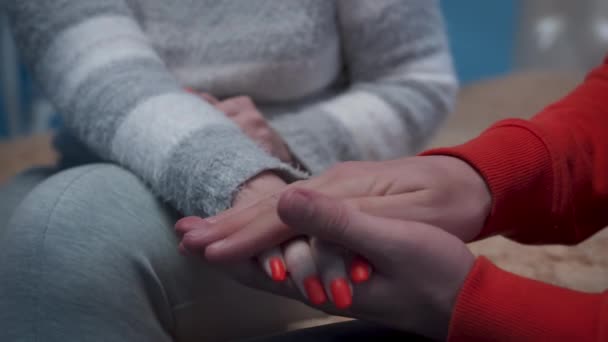Женская рука в руках мужчин, поддержка любимого человека, забота, крупный план — стоковое видео