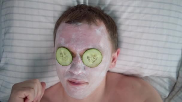 Homem Com Uma Máscara Cosmética Rosto Fatias Pepino Dançando Enquanto — Vídeo de Stock