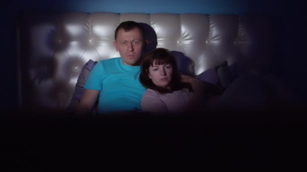 Couple Regarde Film Horreur Nuit Homme Couvre Les Yeux Femme — Video