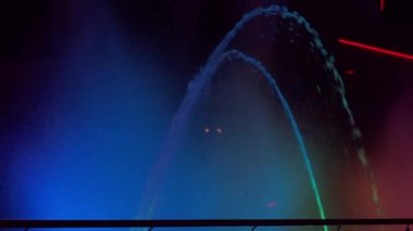 Sokaktaki çeşme, gece renkli ışıklar, kamera hareketleri.