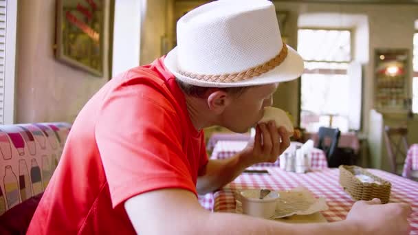 Vista Laterale Uomo Con Cappello Che Mangia Fast Food Caffè — Video Stock