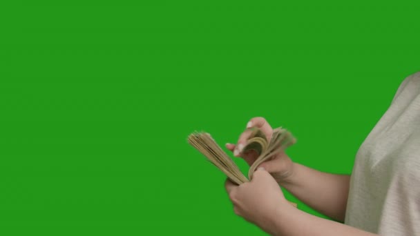 Vrouw Telt Een Grote Stapel Geld Groen Scherm — Stockvideo