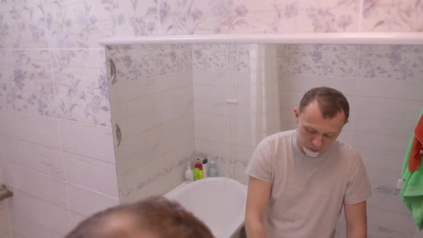 Ung Man Morgonen Stående Badrummet Nära Spegeln Rakar Kamerarörelse — Stockvideo