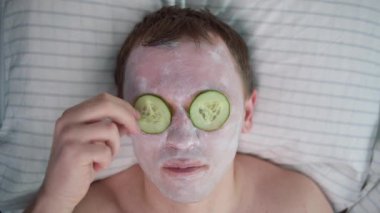 Bir adam gözlerinin önünde duran bir parça salatalığı yer.