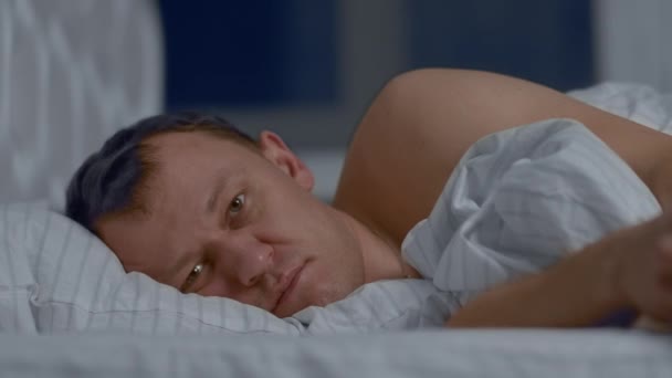 Bir Adamın Portresi Uykuya Dalamaz Yatakta Yatar Gözleri Açık Kamera — Stok video
