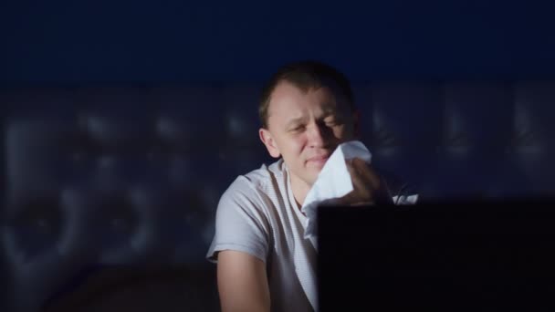 Молодой Человек Плачет Ночам Перед Телевизором Вытирает Лицо Салфеткой Движение — стоковое видео