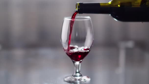 将红酒从瓶子中倒入杯子中的特写 镜头移动 机架对焦 — 图库视频影像