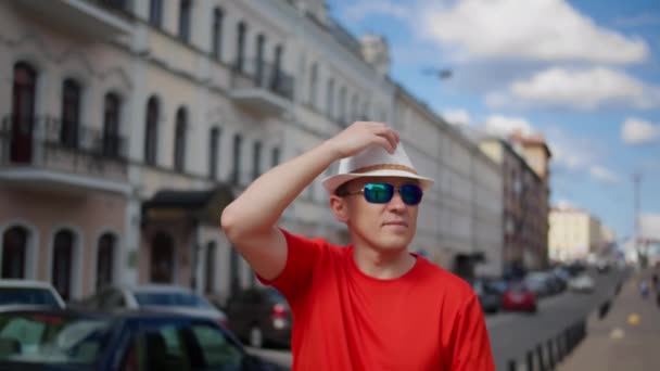 Guy Turista Chapéu Caminha Longo Uma Rua Cidade Inspeciona Arredores — Vídeo de Stock