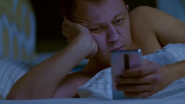 Άνθρωπος Που Υποφέρει Από Αϋπνία Βρίσκεται Στο Κρεβάτι Νύχτα Κοιτάζοντας — Αρχείο Βίντεο