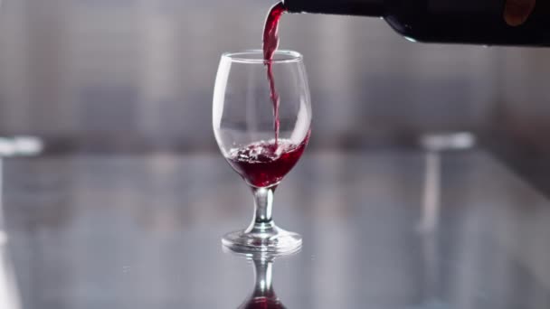 Червоне Вино Виливають Пляшки Келих Фоні Вікна — стокове відео
