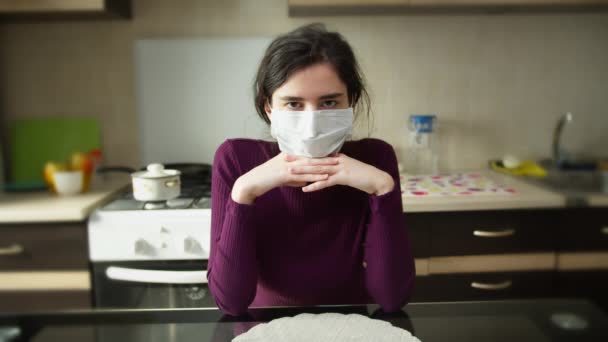 Χλωμό Άρρωστο Κορίτσι Που Κάθεται Στο Σπίτι Φορώντας Μια Ιατρική — Αρχείο Βίντεο