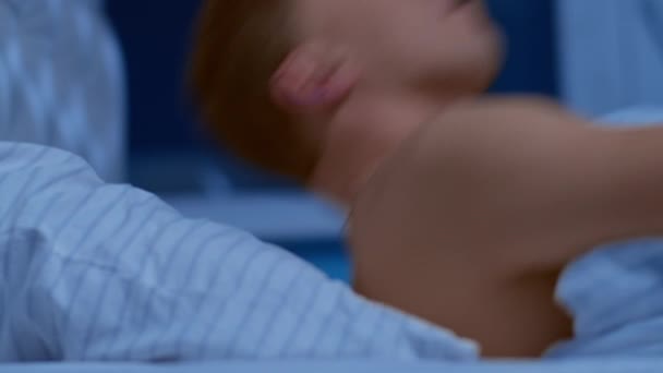 Giovane Uomo Letto Notte Coperto Coperta Concetto Sonno Sano — Video Stock