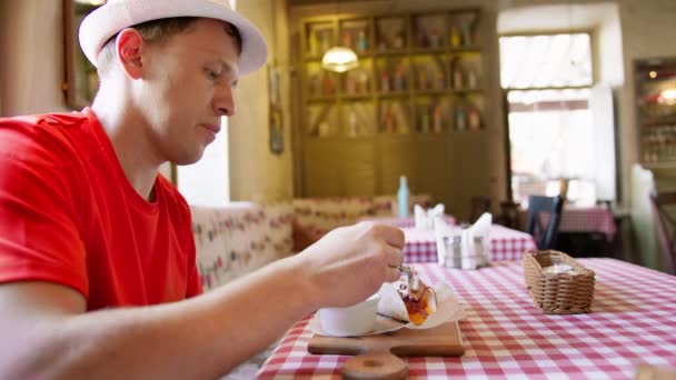 Seitenansicht Eines Mannes Mit Hut Der Tacos Einem Café Isst — Stockvideo