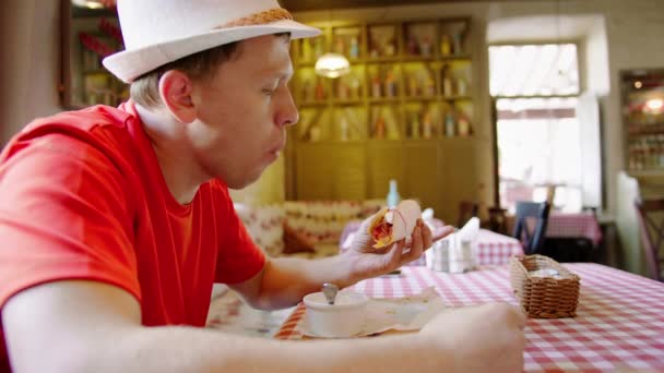 Männlicher Tourist Einem Straßencafé Beim Tacos Essen Seitenansicht Kamerafahrt — Stockvideo