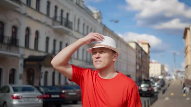 Facet Turysta Białym Kapeluszu Spaceruje Mieście Zakłada Okulary Przeciwsłoneczne Śledzi — Wideo stockowe
