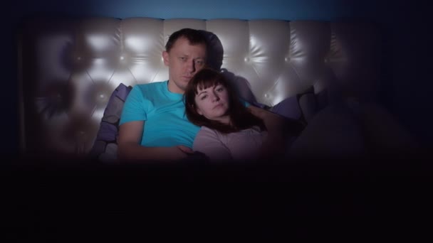 Familie Întinsă Pat Noaptea Uitându Televizor Mișcarea Camerei Conceptul Odihnă — Videoclip de stoc