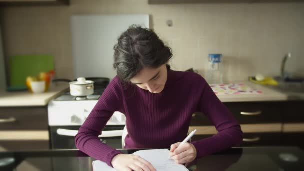 Junge Studentin Schreibt Notizbuch Linkshänderin Lernt Hause — Stockvideo