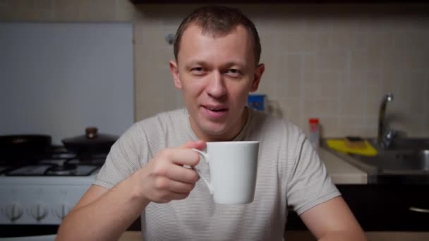 Ritratto Giovane Con Una Tazza Tavola Sera Cucina Movimento Della — Video Stock