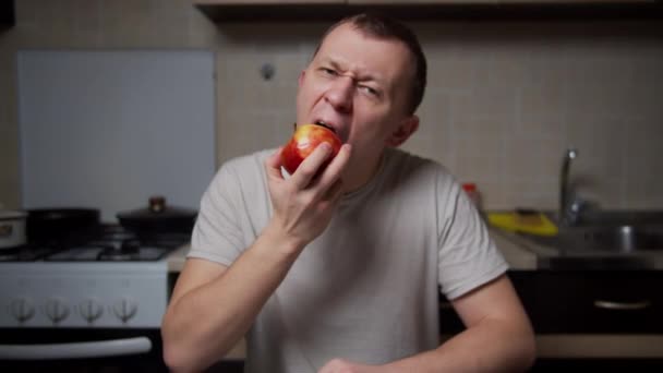 Голодный Человек Откусывает Кусок Спелого Яблока Концепция Здорового Питания — стоковое видео