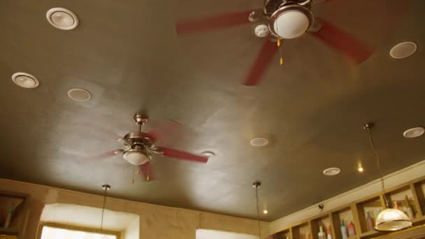 Два Больших Электрических Вентилятора Потолке Кафе Движение Камеры — стоковое видео