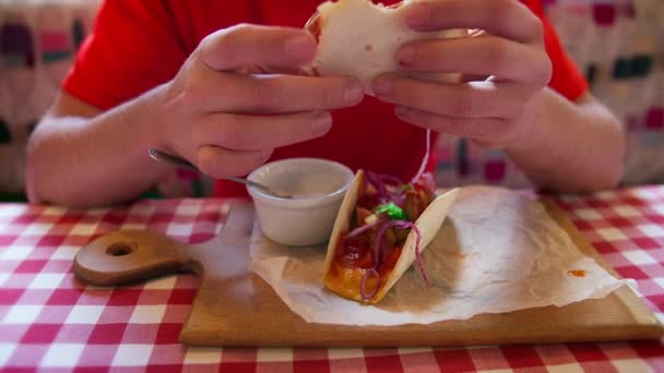 Händerna Man Som Håller Tacos Sitter Vid Ett Bord Ett — Stockvideo