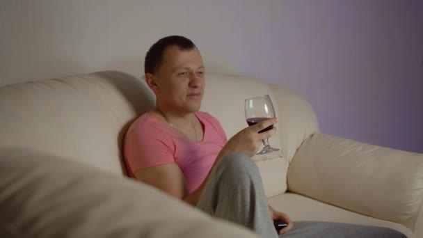 Attraktiver Lächelnder Junger Mann Mit Einem Glas Rotwein Der Hand — Stockvideo